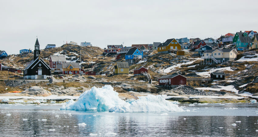 Die arktische Stadt Ilulissat in Grönland, die berühmt ist für ihre gewaltigen Eisberge und den Ilulissat-Eisfjord. knud-rasmussen-2