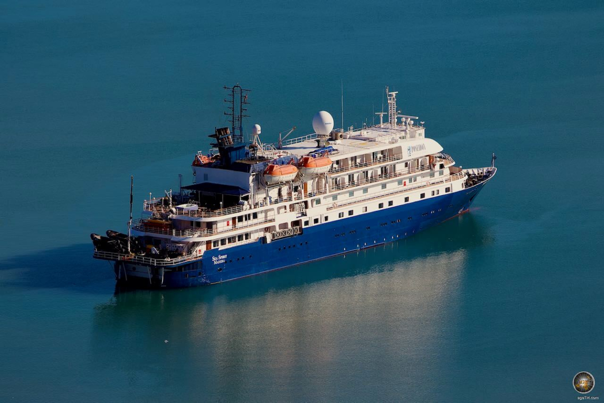 Drohnenaufnahme von Heck des Expeditionskreuzfahrtschiffs mit den Schlauchbooten die für Anlandungen ohne Häfen und für Ausflüge genutzt werden Expeditionsreise-Spitzbergen-blog-4