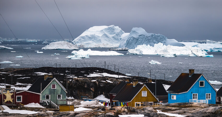 Bunte Häuschen vor eisiger Küste in Grönland 04-Diskobucht-Qeqertarsuaq