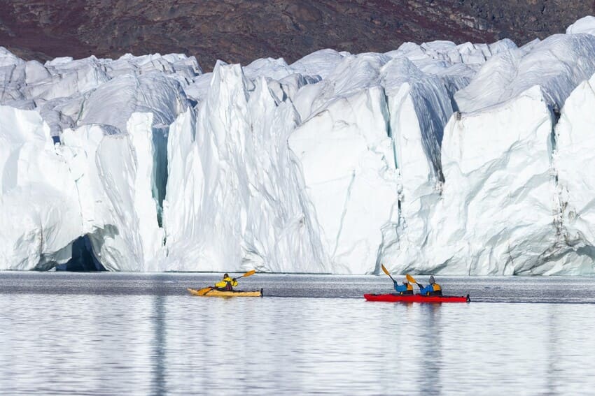 Expeditionskreuzfahrt Grönland: Kajaktour durch Eislandschaft