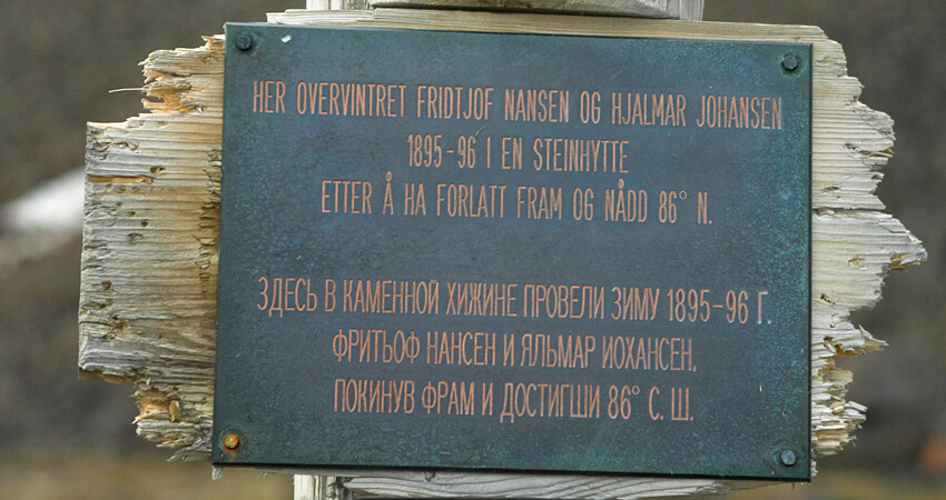 Gedenktafel am Kap Norvegia, Franz-Josef-Land-Archipel für Fridtjof Nansen und Hjalmar Johansen. Sie überwinterten von 1895 bis 86 auf Jackson Island, das wir während der Kreuzfahrt besuchten. FJLpt2_03