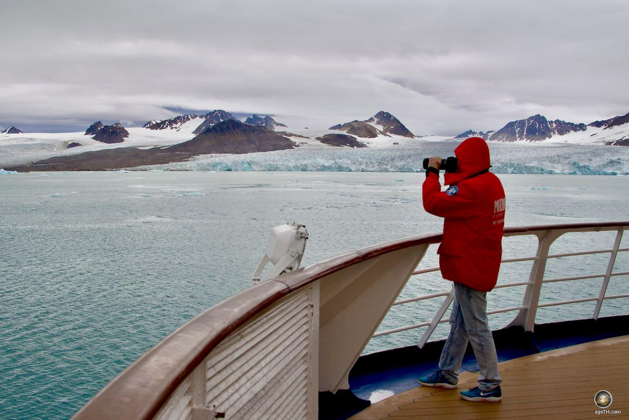 Blick vom Schiff auf die Küste von Spitzbergen mit einem Gletscher und schneebedeckten Bergen Expeditionsreise-Spitzbergen-blog-3