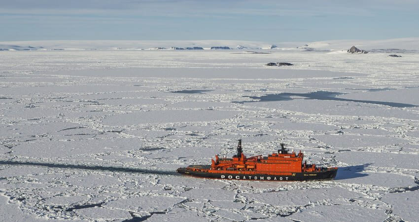 Das Schiff ist die 50 Years of Victory der größte atomgetriebene Eisbrecher der Welt auf dem Weg mit seinen Gästen zum Nordpol north-pole-trip-2