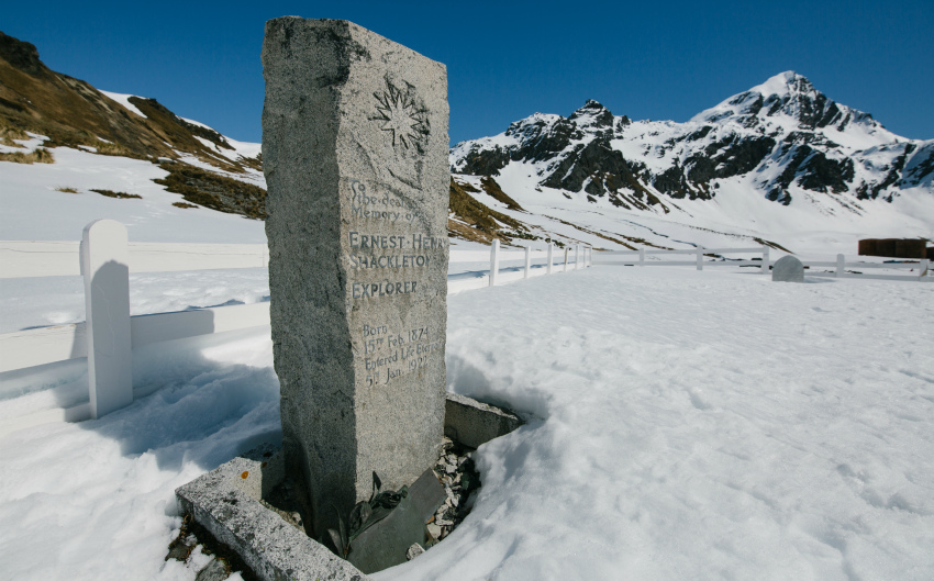 Das Grab des berühmten Antarktisforschers Sir Ernest Shackleton, gelegen auf dem Friedhof von Grytviken auf der abgelegenen subantarktischen Insel Südgeorgien. gravesite-3