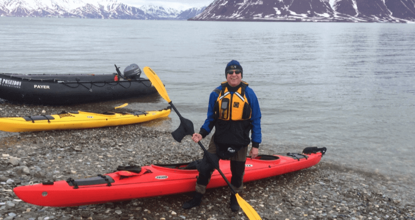 Ein Kajaker der Kreuzfahrt steht auf der Küste von Spitzbergen kayaking-in-svalbard-1
