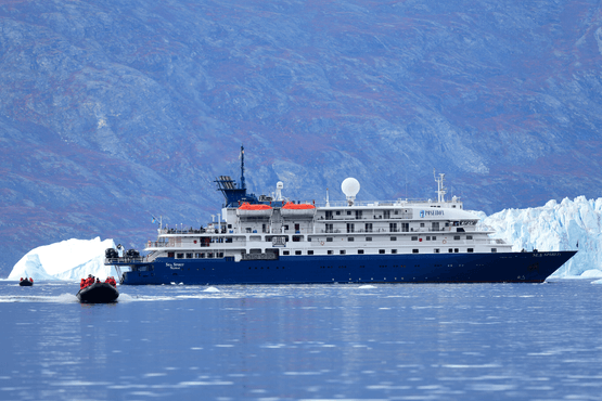 Island-Groenland-Kreuzfahrt-Arktis-Schiff.png
