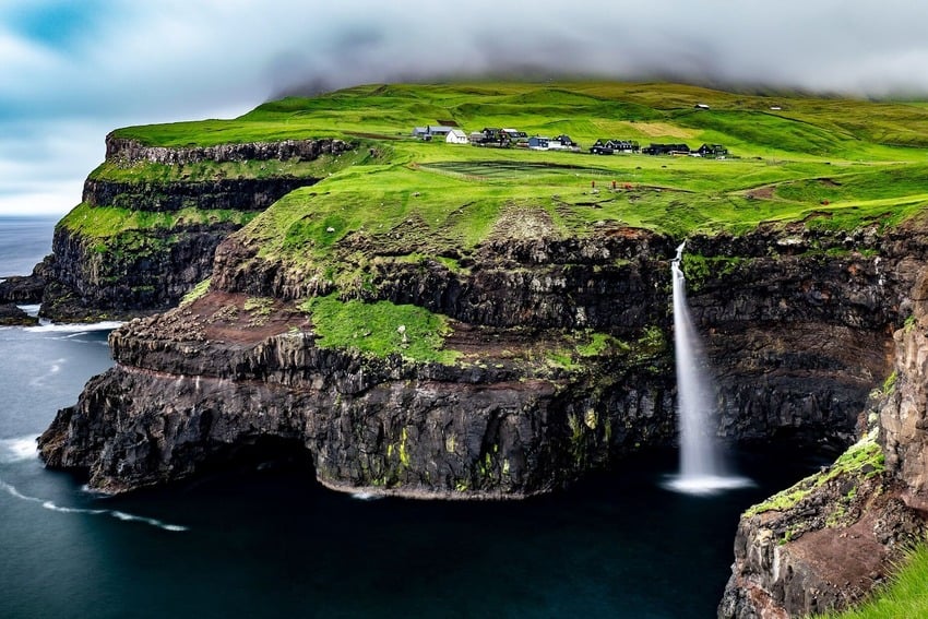 4-Jan-Mayen-Krezfahrt-Wasserfall-Faroe.jpeg 4-Jan-Mayen-Krezfahrt-Wasserfall-Faroe.jpeg