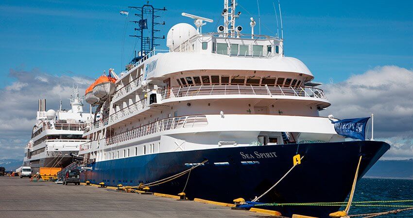 Expeditionsschiff an der Pier in Ushuaia, Argentinien expedition-ships-in-port