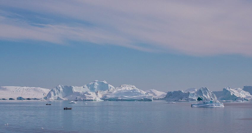 Antarktische Küste bei bestem Wetter zodiac-in-ice