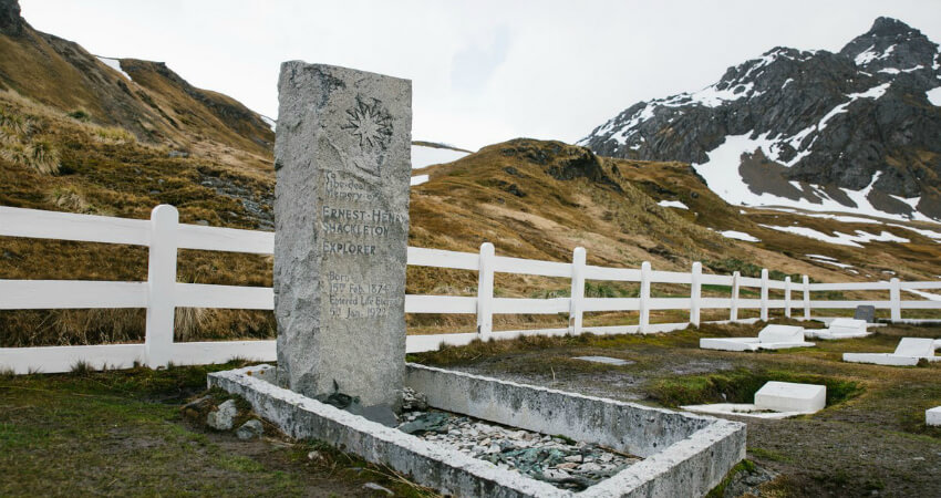 Das Grab von Ernest Sheckleton auf Südgeorgien ist ein historisch bedeutender Ort den wir auf den Kreuzfahrten in die Antarktis besuchen 7-Gruende04
