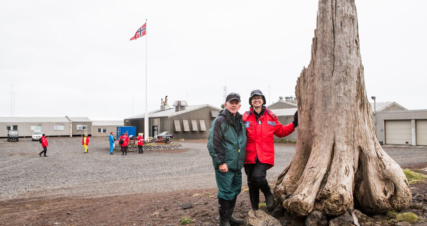 Walfangstation von Jan Mayen mit 2 Expeditionsgästen, die in die Kamera lächeln 05_JanMayen_LaurenFarmer