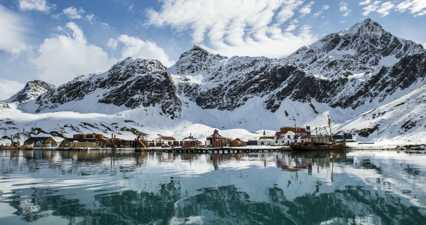 Dieses Bild zeigt die historische, verlassene Walfangstation Grytviken auf der Insel Südgeorgien im Südatlantik. gravesite-2