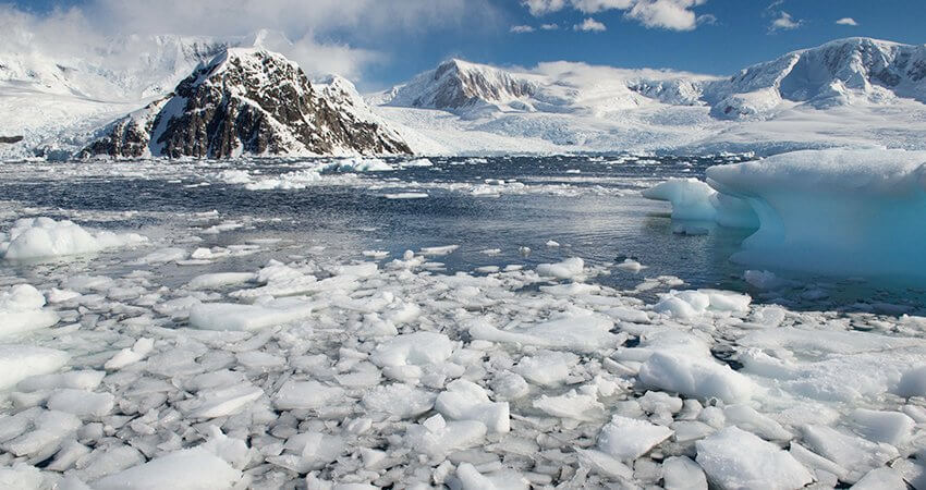 Eislandschaft in der Arktis bei bestem Wetter und Sonnenschein ice-in-polar-regions