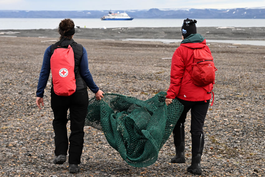 Umweltschutz und Strandreinigung auf einer Expeditionskreuzfahrt in Spitzbergen