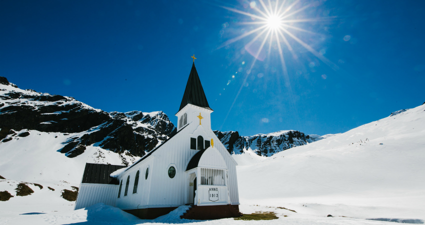 Die Norwegische Anglikanische Kirche, allgemein bekannt als die Grytviken-Kirche, die sich auf der Insel Südgeorgien befindet. gravesite-5
