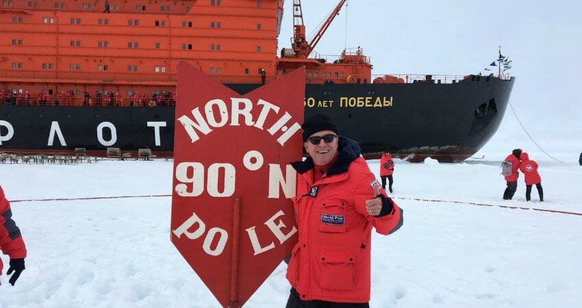 Unsere Kreuzfahrtgäste stehen am Nordpol vor dem größten Eisbrecher der Welt north-pole-trip-3