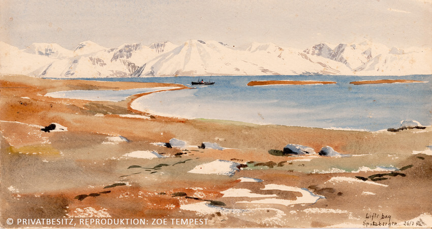 Aquarellgemälde einer Landschaftsdarstellung in Spitzbergen, Titel: „Bucht von Liyle“. Motiv: Küstenlandschaft mit Bucht, kleinem Boot und schneebedeckten Bergen im Hintergrund. auf-nordlandfahrt-3