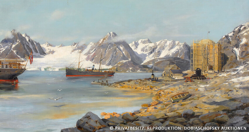 Bild eines historischen Moments aus der Blütezeit des arktischen Tourismus auf Spitzbergen. Die Szene zeigt Schiffe, die in einem Fjord vor Anker liegen, umgeben von eisigen Bergen, vermutlich im späten 19. oder frühen 20. Jahrhundert. Das Gebäude rechts scheint der Ballonhangar zu sein, der für Salomon August Andrées Versuch, 1896 oder 1897 mit einem Ballon den Nordpol zu erreichen, errichtet wurde. auf-nordlandfahrt-1