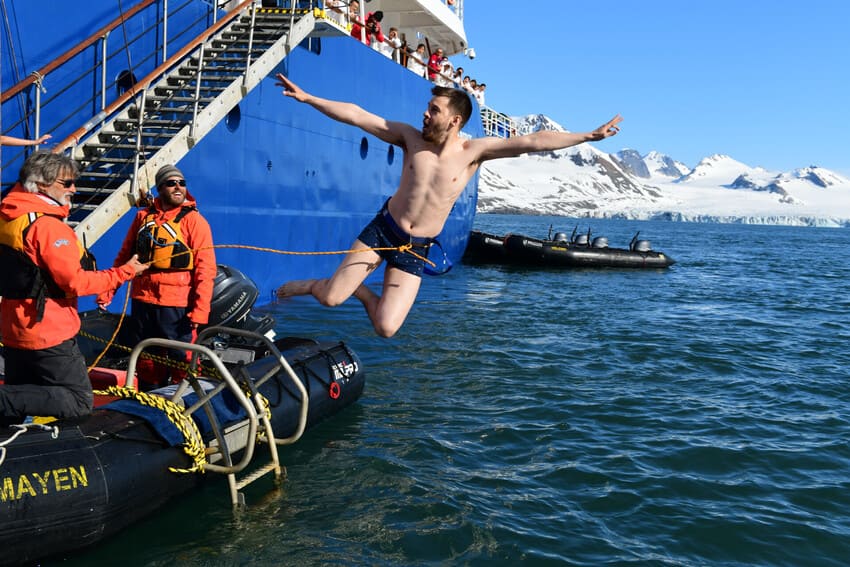 Sprung ins kalte Polarmeer – Highlight auf Expeditionskreuzfahrt