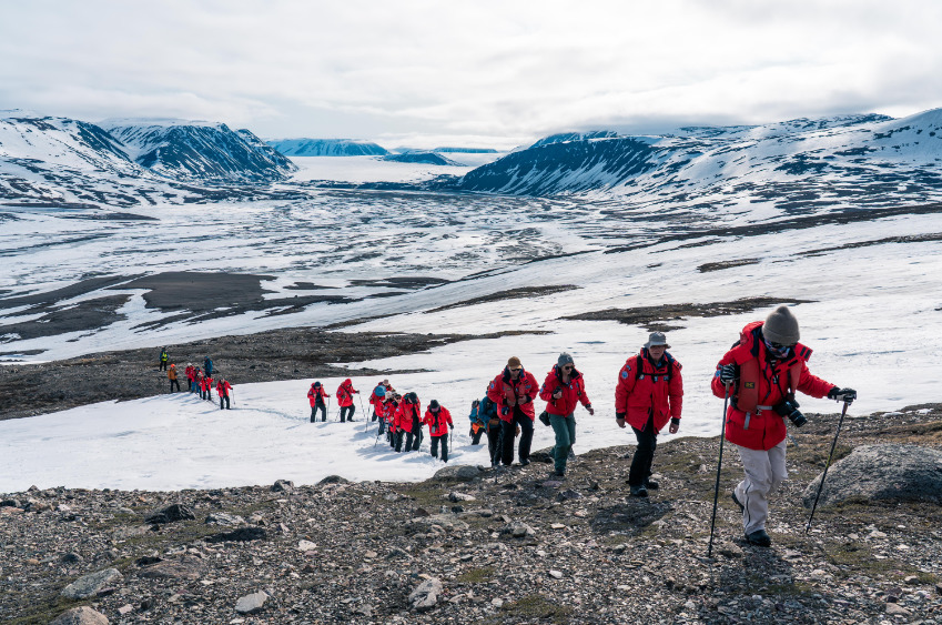 Wanderung-auf-Spitzbergen-bei-Expeditions-Kreuzfahrt.jpg