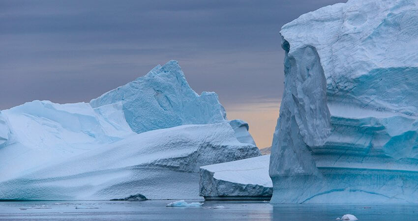 Eisberge und Eisschollen in der Dämmerung iceberg-in-polar-cruise