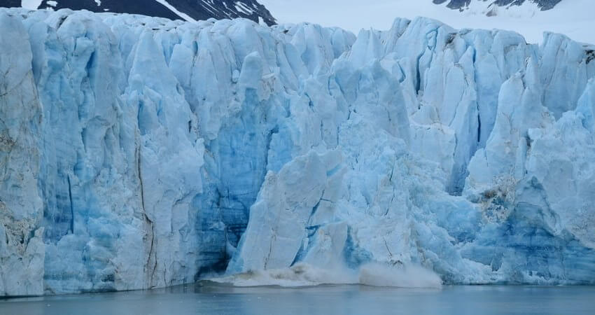 Eine große Gletscherfront auf Spitzbergen kayaking-in-svalbard-2