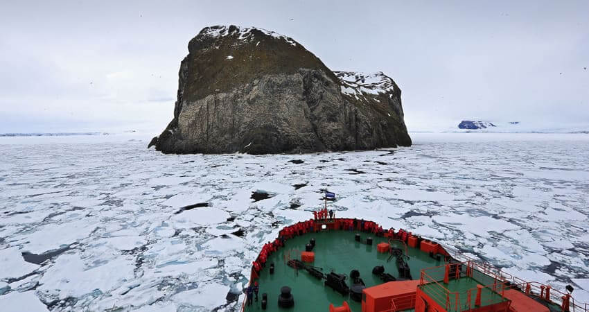 Bug des Expeditionskreuzfahrtschiff, das sich dem Rubini-Felsen im Archipel Franz-Josef-Land in der abgelegenen russischen Arktis nähert. north-pole-trip-1