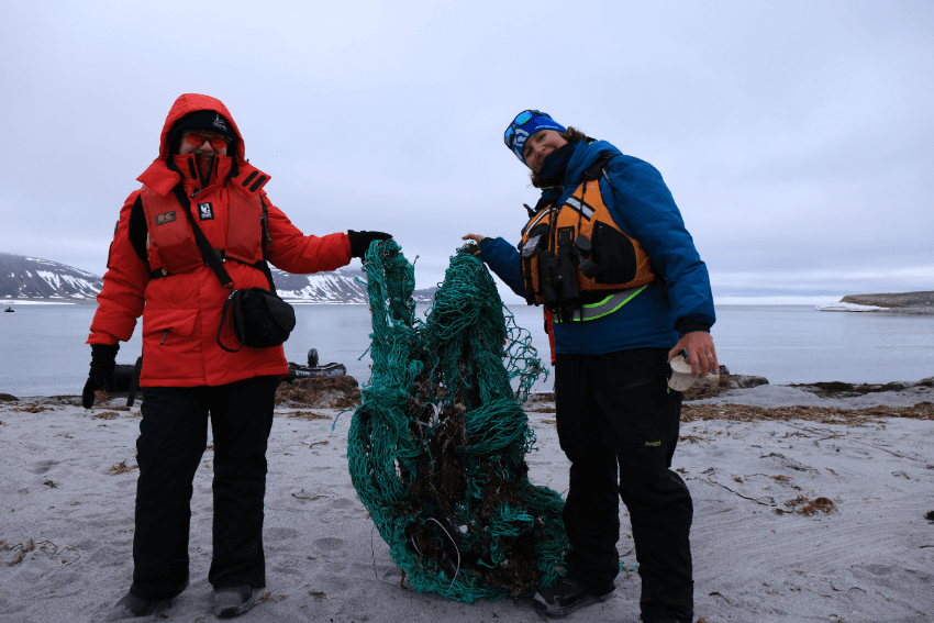 Strandreinigung auf einer Expeditionskreuzfahrt in Spitzbergen