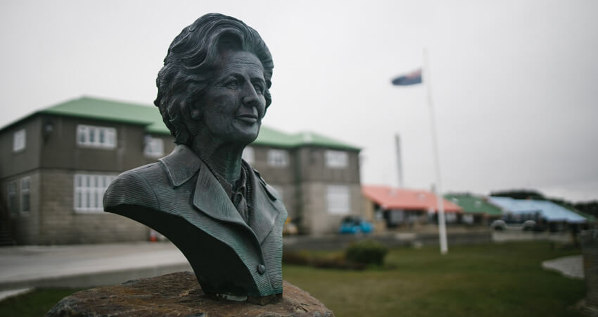 Statue von Margaret Thatcher in Stanley auf den Falkland Inseln 7-Gruende05