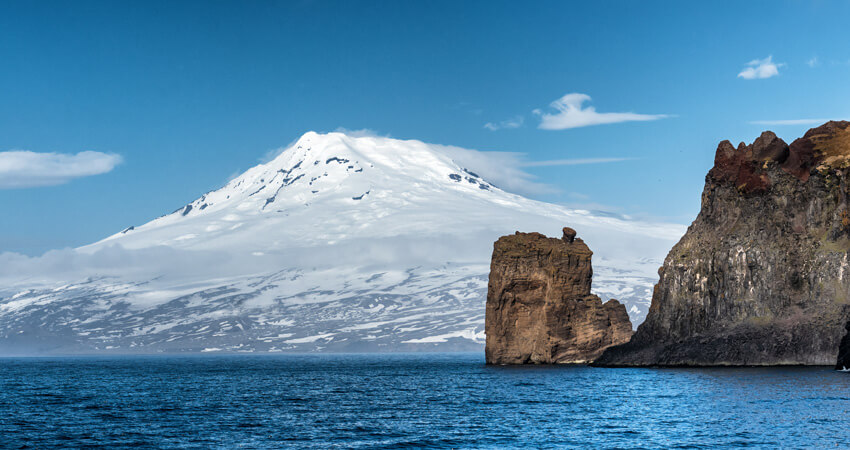 Ein Vulkan in der Arktis mit blauem Himmel im Hintergrund 02_JanMayen_SergeyDolya