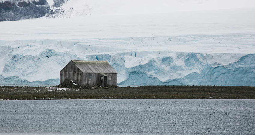 Ein abgelegener Außenposten an einem Gletscher mit Blick auf Arthur Harbor. Die Hütte befindet sich in der Nähe der Palmer-Station, einer US-amerikanischen Forschungsstation in der Antarktis. FJLpt2_02