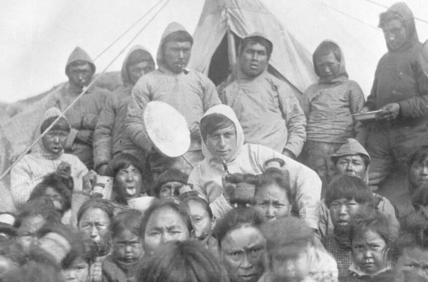 Der Polarforscher Knud Rasmussen umgeben von zahlreichen Inuit auf Grönland knud-rasmussen-1
