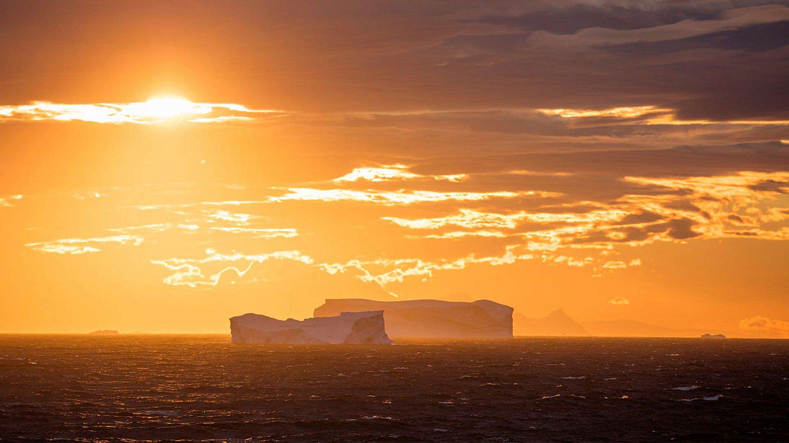 Die Eisberge der Antarktis strahlen in allen denkbaren Farben