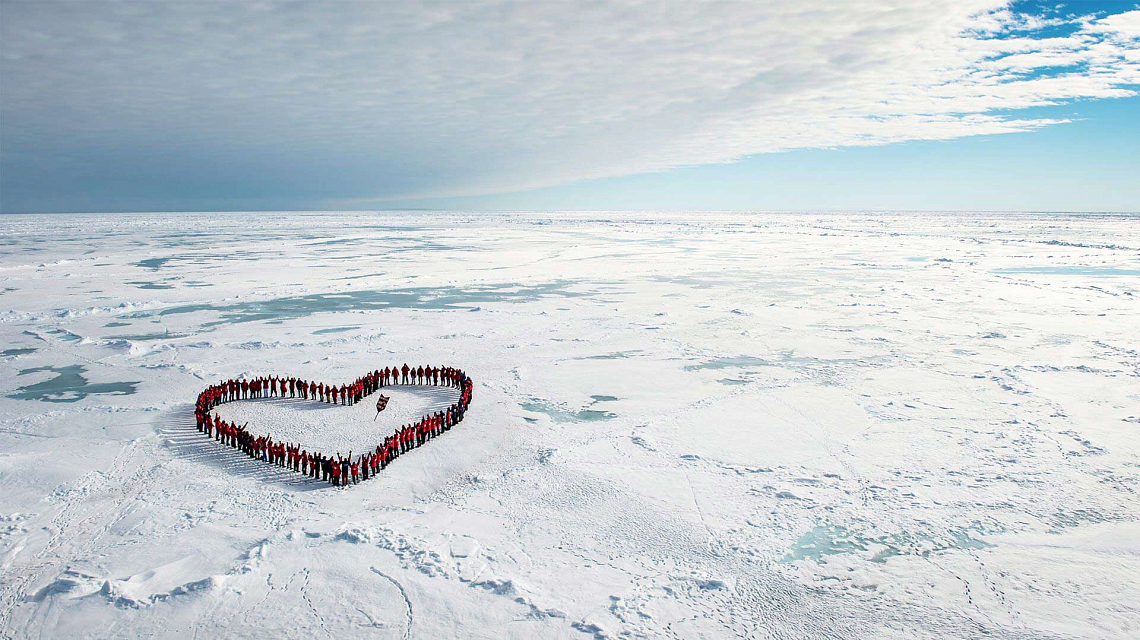 Glückliche Passagiere in Harmonie am Nordpol  vereint. Völkerverständigung auf Expeditionsreise