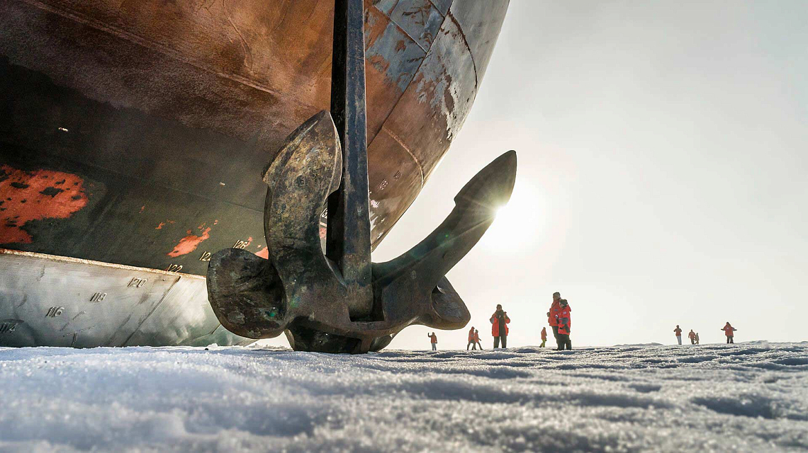 Der Eisbrecher 50 Years of Victory ankert am Nordpol