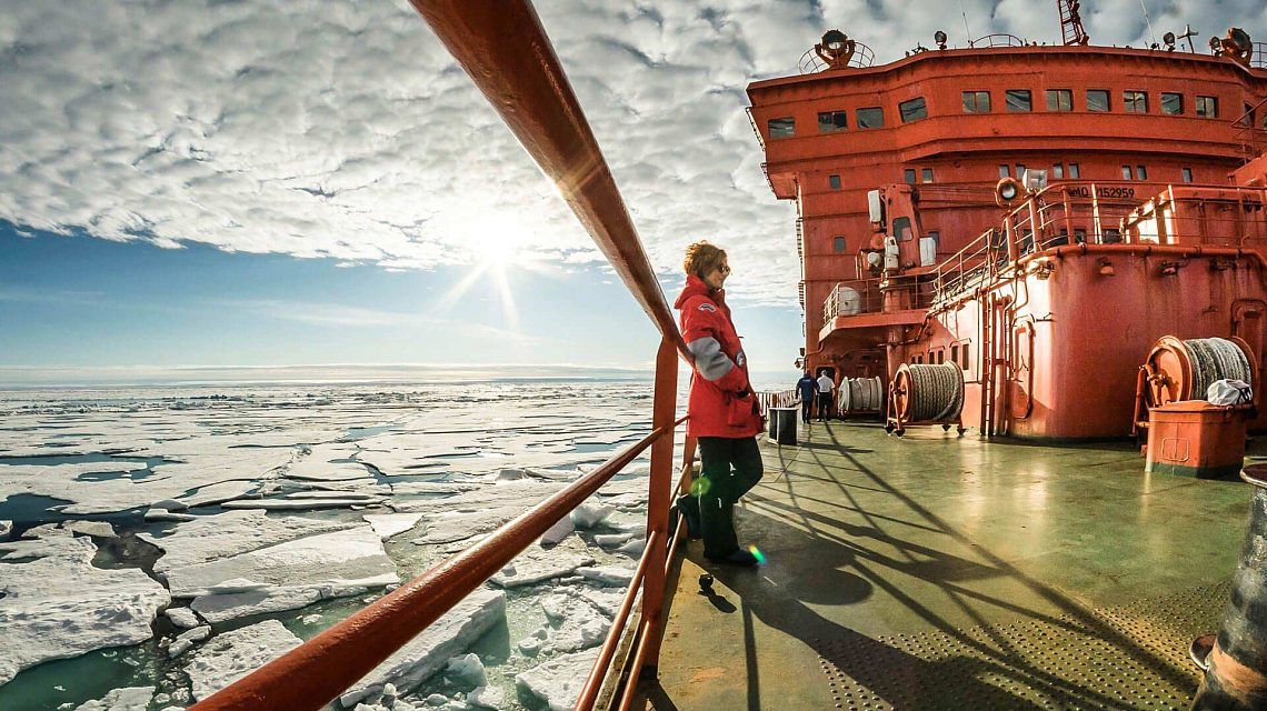 Reise zum Nordpol mit Sonnenschein an Bord der 50 Years of Victory