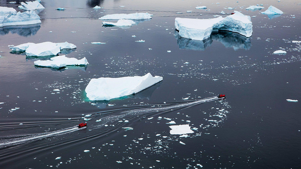 Auf einer Antarktis Expeditionskreuzfahrt im Zodiac Schlauchboot beeindruckende Eislandschaften erleben
