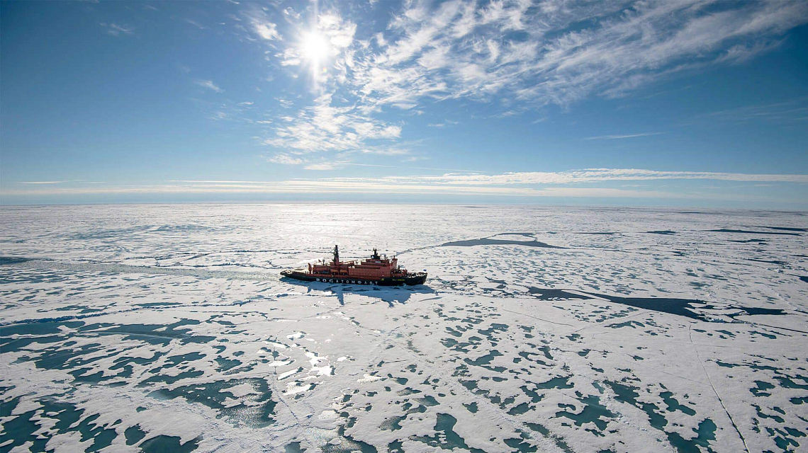 In der endlosen Eiswüste auf der Reise zum Nordpol wirkt selbst der stärkste Eisbrecher der Welt ganz klein