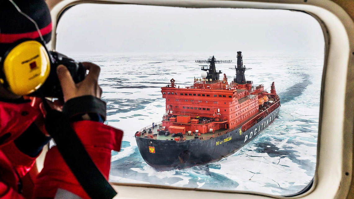 Helikopterrundflüge um den Eisbrecher sind im Reisepreis jeder Nordpol Kreuzfahrt inkludiert